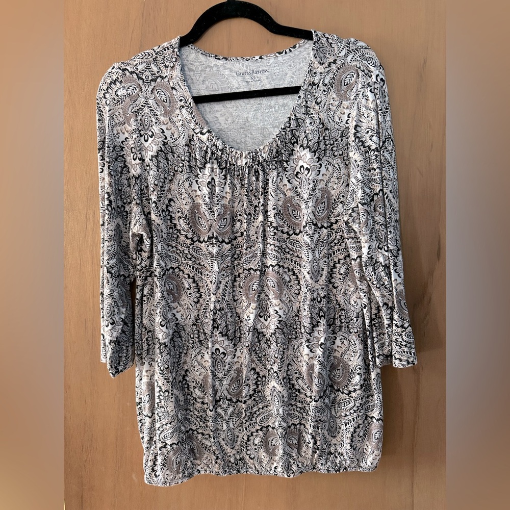 Craft & Barrow Womens top in black,tan and white print. 3/4 sleeves.